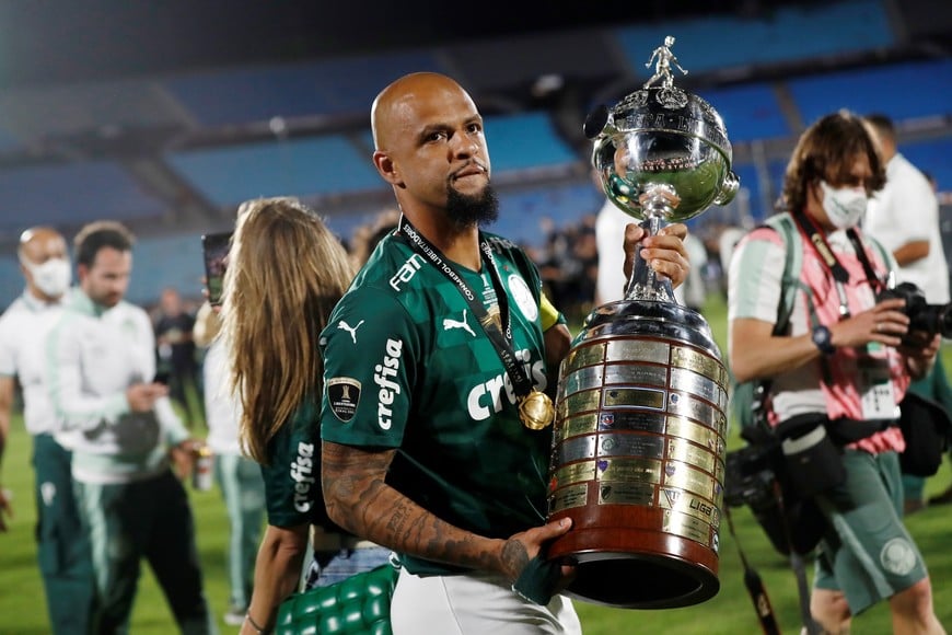 Soccer Football - Copa Libertadores - Final - Palmeiras v Flamengo - Estadio Centenario, Montevideo, Uruguay - November 27, 2021
Palmeiras' Felipe Melo celebrates winning the Copa Libertadores with the trophy REUTERS/Agustin Marcarian
