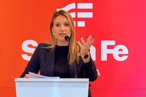 La vocera del Gobierno provincial encabezó en Rafaela una conferencia sobre obras y seguridad.