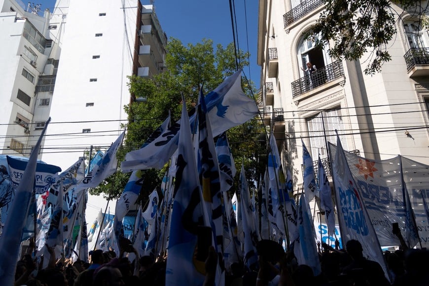 Argentina's former President Cristina Fernandez de Kirchner waves to supporters from the balcony of her home, where she is currently staying under house arrest, on the day of a hearing in the "Causa Cuadernos" corruption trial after being summoned to testify, following the rejection of defense motions seeking to nullify the proceedings, in Buenos Aires, Argentina, March 17, 2026. REUTERS/Tomas Cuesta     TPX IMAGES OF THE DAY