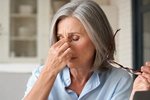 Condición que provoca irritación, sensación de arenilla, ardor, visión borrosa y molestias persistentes