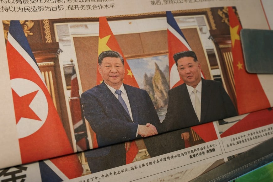 Newspapers with an image of Chinese President Xi Jinping shaking hands with North Korean leader Kim Jong Un during Xi's state visit to Pyongyang, North Korea, on the front page are displayed, at a news stand in Beijing, China June 9, 2026. REUTERS/Tingshu Wang
