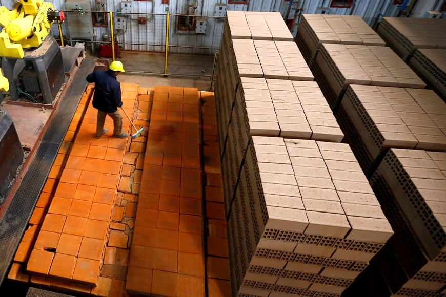 A worker sweeps a pile of bricks at the Ceramica Fanelli brick-making factory in La Plata, Argentina June 13 2016. REUTERS/Enrique Marcarian/File Photo GLOBAL BUSINESS WEEK AHEAD PACKAGE Ð SEARCH ÒBUSINESS WEEK AHEAD SEPTEMBER 19Ó FOR ALL IMAGES la plata fabrica de fabricacion de ladrillos Ceramica Fanelli pila de ladrillos fabricados empleados trabajadores