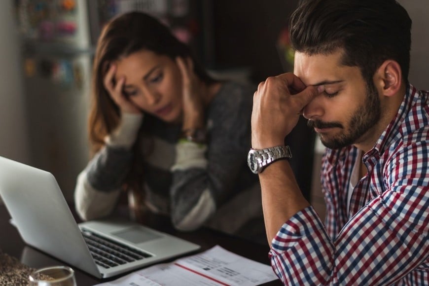 Vínculo entre endeudamiento, mora grave por falta de pago y deterioro del salario y el empleo entre los más jóvenes.