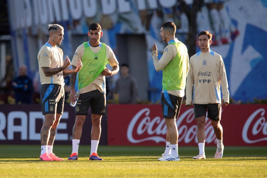 (240904) -- EZEIZA, 4 septiembre, 2024 (Xinhua) -- (De izq. a der.) Imagen del 3 de septiembre de 2024 de los jugadores de la selección argentina de fútbol, Leandro Paredes, Cristian Romero, Guido Rodríguez y Paulo Dybala reaccionando durante una sesión de entrenamiento en el predio de la Asociación Argentina de Fútbol, en la ciudad de Ezeiza, Argentina. El seleccionado argentino de fútbol se entrenó el martes con vistas al partido del jueves próximo ante Chile, por las Eliminatorias Sudamericanas para el Mundial de Estados Unidos, México y Canadá 2026. (Xinhua/Martín Zabala) (mz) (ra) (da)