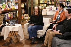 Pandolfo leyendo en la presentación de la novela, acompañada por Susana Ibáñez (autora de este texto), Susana Grosso y Héctor Degiovanni. Foto: Manuel Fabatía