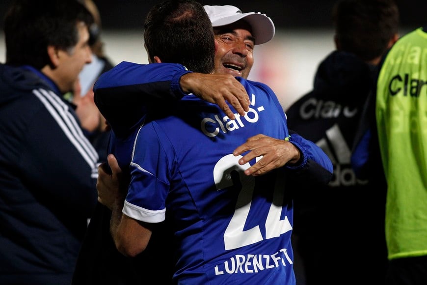 Chile's Universidad de Chile head coach Jorge Sampaoli (C) and Gustavo Lorenzetti celebrate after winning their Copa Libertadores soccer match in a penalty shootout against Paraguay's Libertad in Santiago May 24, 2012. REUTERS/Ivan Alvarado (CHILE - Tags: SPORT SOCCER) santiago chile Gustavo Lorenzetti Jorge Sampaoli campeonato torneo copa libertadores 2012 futbol futbolistas partido universidad de chile libertad de paraguay