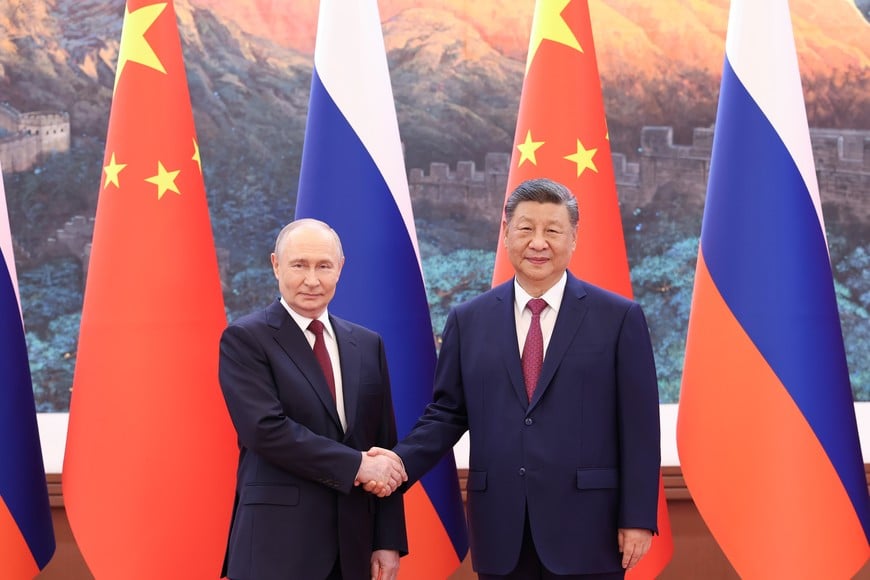 (260520) -- BEIJING, 20 mayo, 2026 (Xinhua) -- El presidente chino, Xi Jinping, sostiene conversaciones con el presidente ruso, Vladimir Putin, quien lleva a cabo una visita de Estado a China, en el Gran Palacio del Pueblo, en Beijing, capital de China, el 20 de mayo de 2026. (Xinhua/Huang Jingwen) (jg) (ra) (ce)