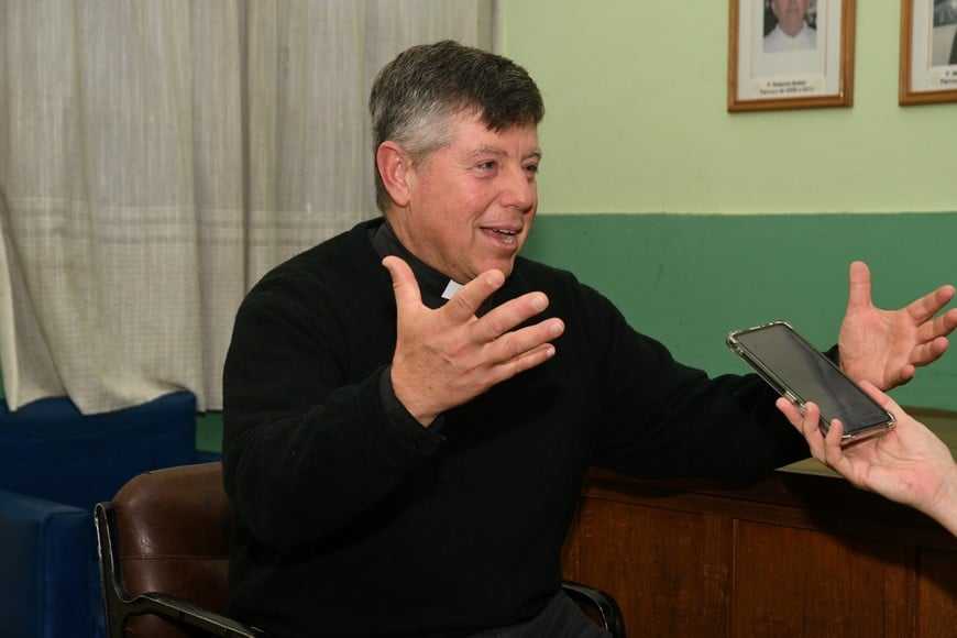 El padre Diego Gatti dijo que la "campaña del cuadradito" logró una recaudación importante para la obra del templo. Foto: Manuel Fabatía