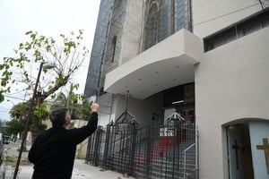 Avanza la refacción de la fachada del templo religioso ubicado en Sarmiento al 3900 gracias a la colaboración de la comunidad. Foto: Manuel Fabatía