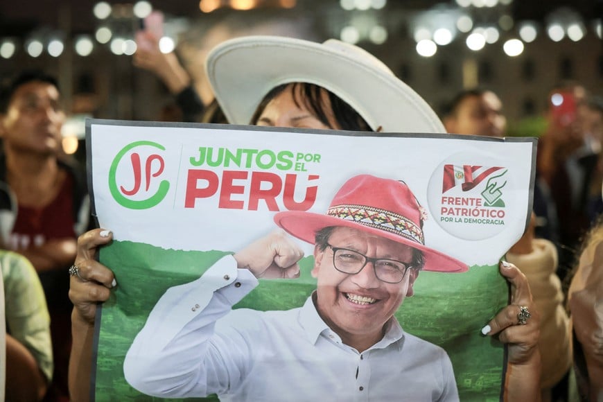 A person holds a poster of left-wing presidential candidate Roberto Sanchez as supporters react to early results of the runoff against conservative candidate Keiko Fujimori, in Lima, Peru June 7, 2026. REUTERS/Stifs Paucca