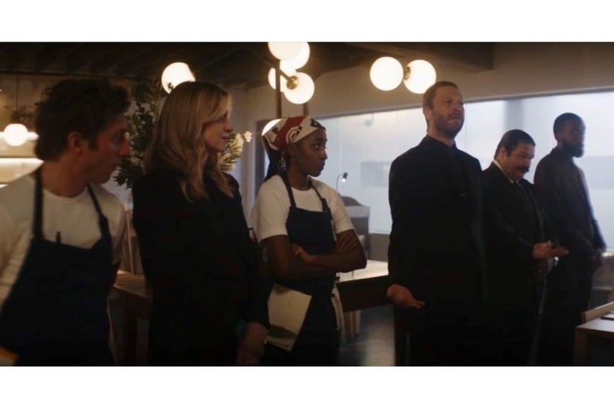 “The Bear”: Richie (Ebon Moss-Bachrach) dando el último discurso motivacional, acompañado por Carmy (Jeremy Allen White), Sugar (Abby Elliott), Sydney (Ayo Edebiri), Neil (Matty Matheson) y Gary (Corey Hendrix)
