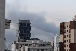 La ofensiva norteamericana surge tras la caída de un helicóptero, apuntando a capacidades iraníes en un intento de controlar la escalada militar en la región. Foto: Xinhua / Shadati.