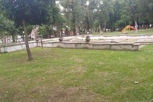 Parque Jardín República del Líbano en la actualidad. En la presente imagen se ve el antiguo corredor que va hacia donde estaba la fuente en funcionamiento. Por el medio corría agua con peces de colores.