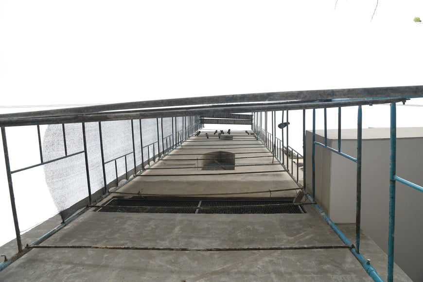 Tras el revestimiento de la segunda torre de la iglesia, se avanzará con el sector central y la escalera. Foto: Manuel Fabatía