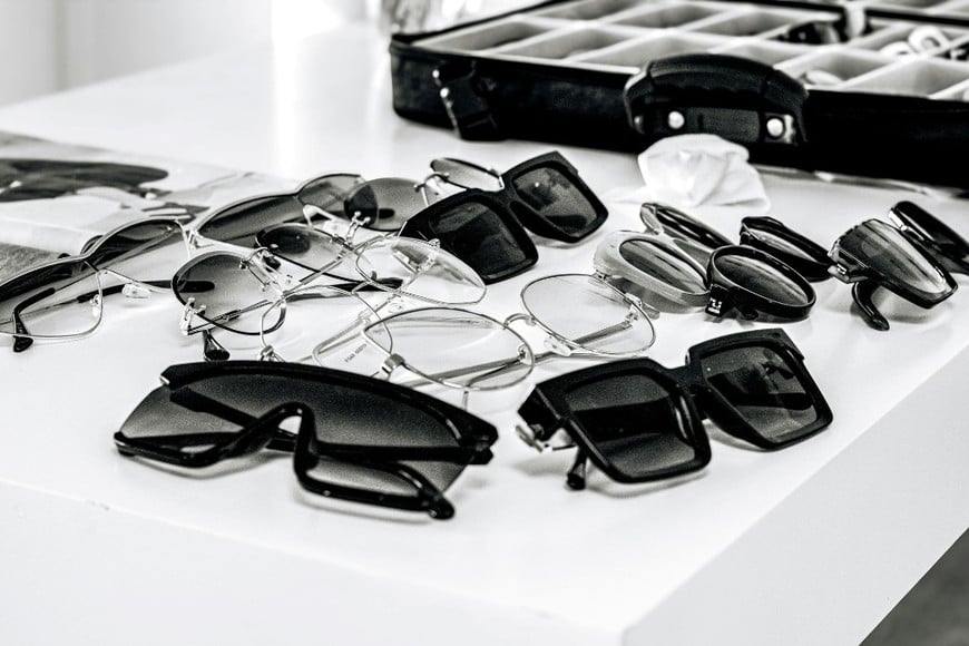 El estilo enfrenta a los lentes de ver y de sol.