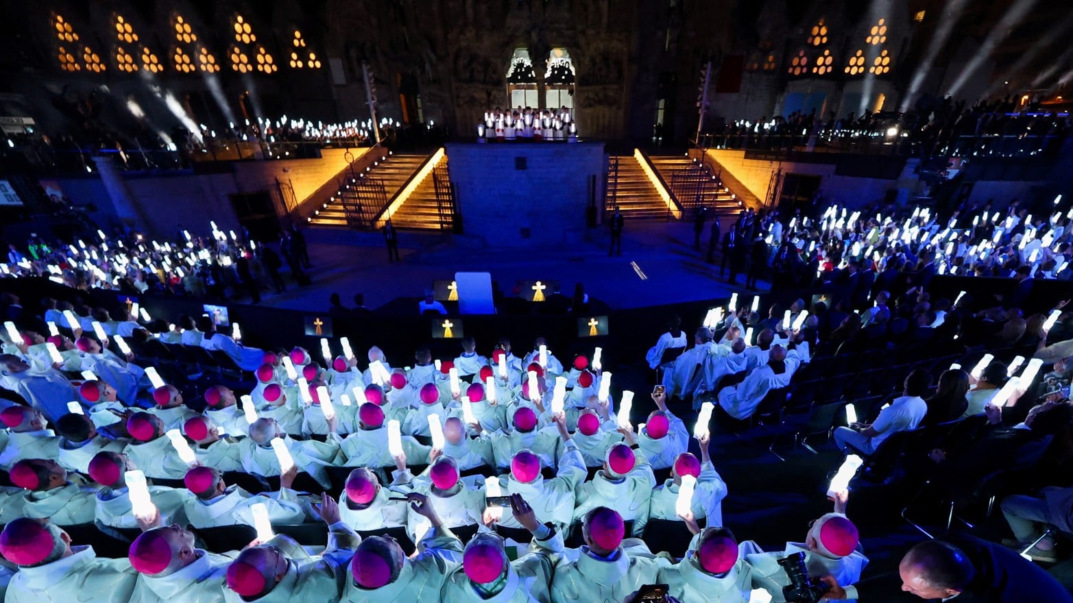 Miembros del clero sostienen lámparas durante la inauguración de la Torre de Jesucristo y su bendición por el Papa León XIV.