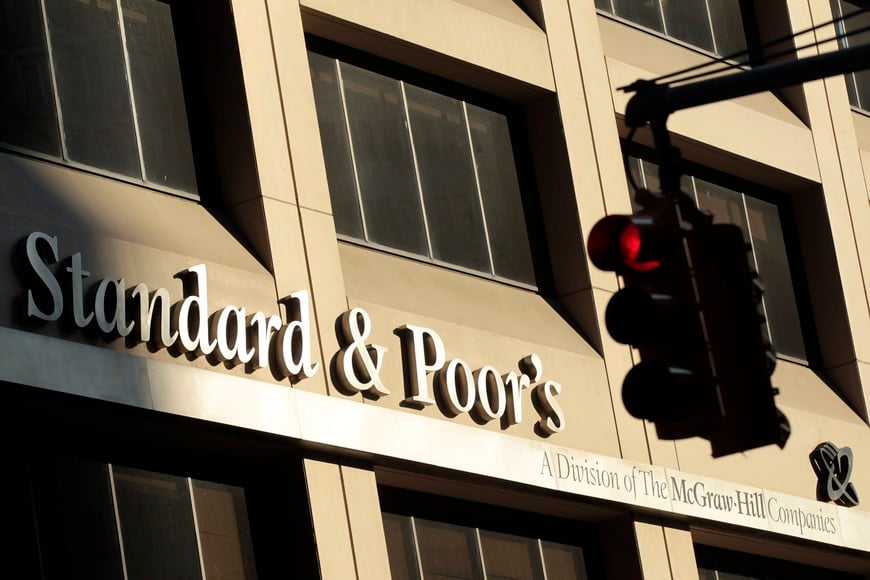 The Standard and Poor's building in New York, in this August 2, 2011 file photo. Rating agency Standard & Poor's has warned it may carry out an unprecedented mass downgrade of euro zone countries if EU leaders fail to deliver a convincing agreement on how to solve the region's debt crisis in a summit on December 9, 2011. Picture taken August 2, 2011. REUTERS/Brendan McDermid/Files (UNITED STATES - Tags: POLITICS BUSINESS) eeuu nueva york frente edificio de la calificadora de riesgo standard and poors