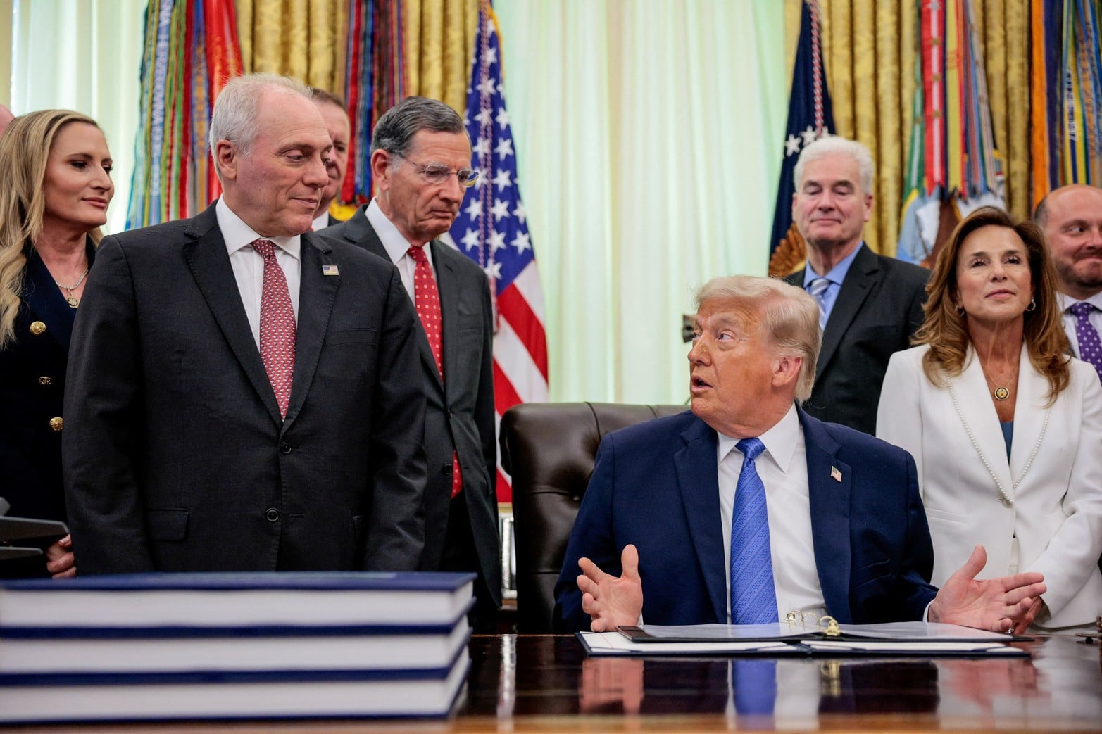 El presidente estadounidense Donald Trump habla en el Despacho Oval mientras firma la Ley de Seguridad para Estados Unidos.