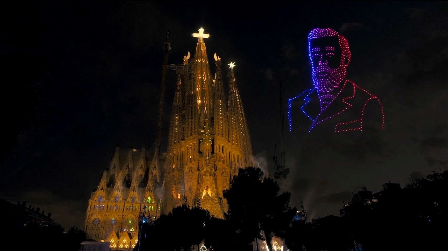 Drones forman el rostro del arquitecto catalán Antoni Gaudí durante la bendición e inauguración de la Torre de Jesucristo en la Basílica de la Sagrada Familia.
