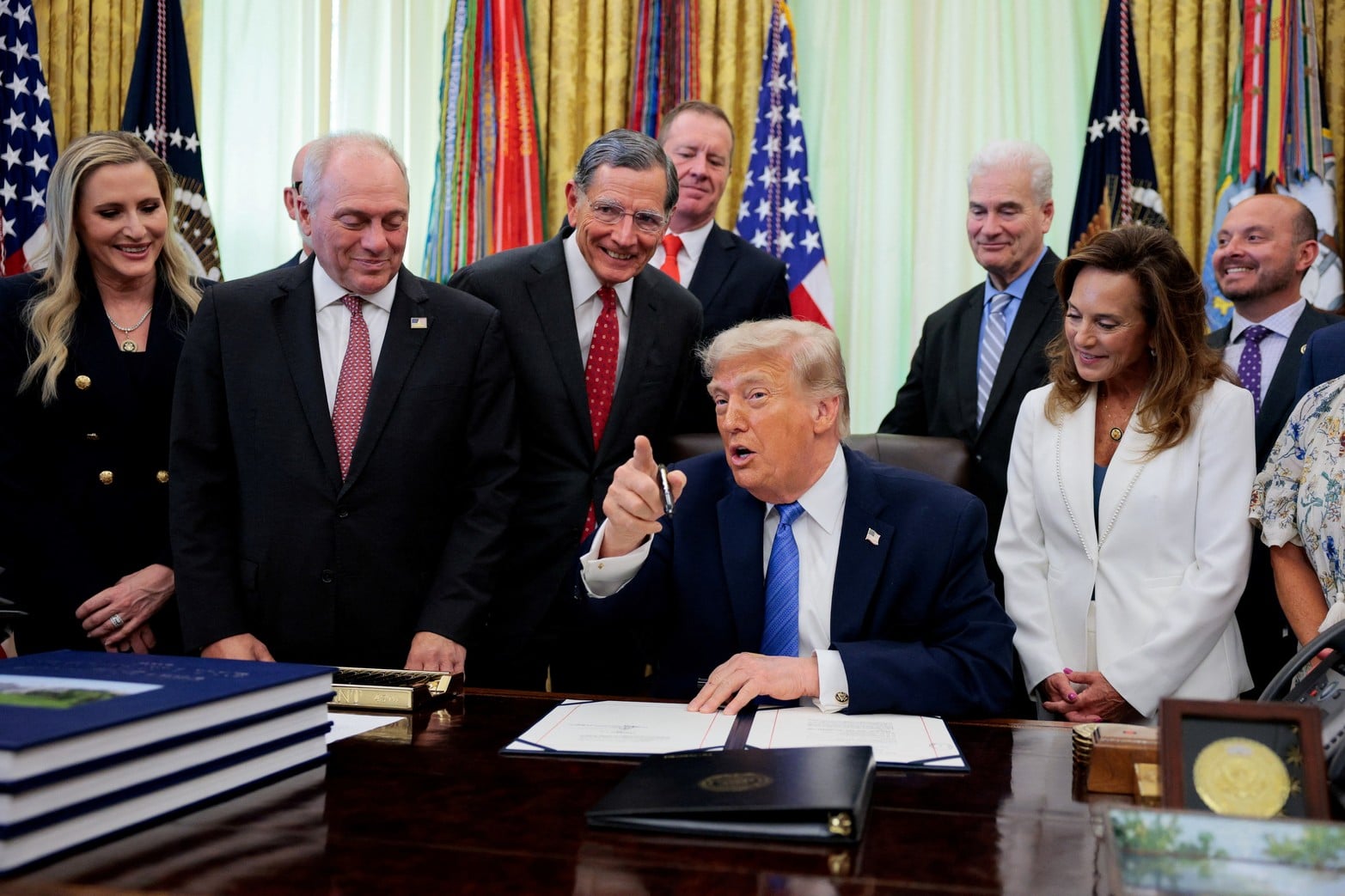 El presidente estadounidense Donald Trump habla en el Despacho Oval mientras firma la Ley de Seguridad para Estados Unidos.