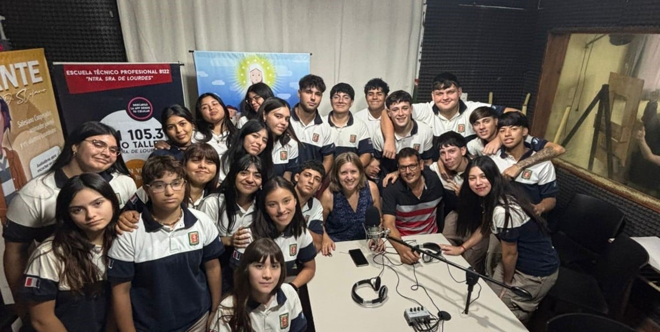 Noelia Gómez con uno de los grupos de alumnos de la materia Radial. Foto: Gentileza