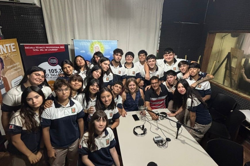 Noelia Gómez con uno de los grupos de alumnos de la materia Radial. Foto: Gentileza