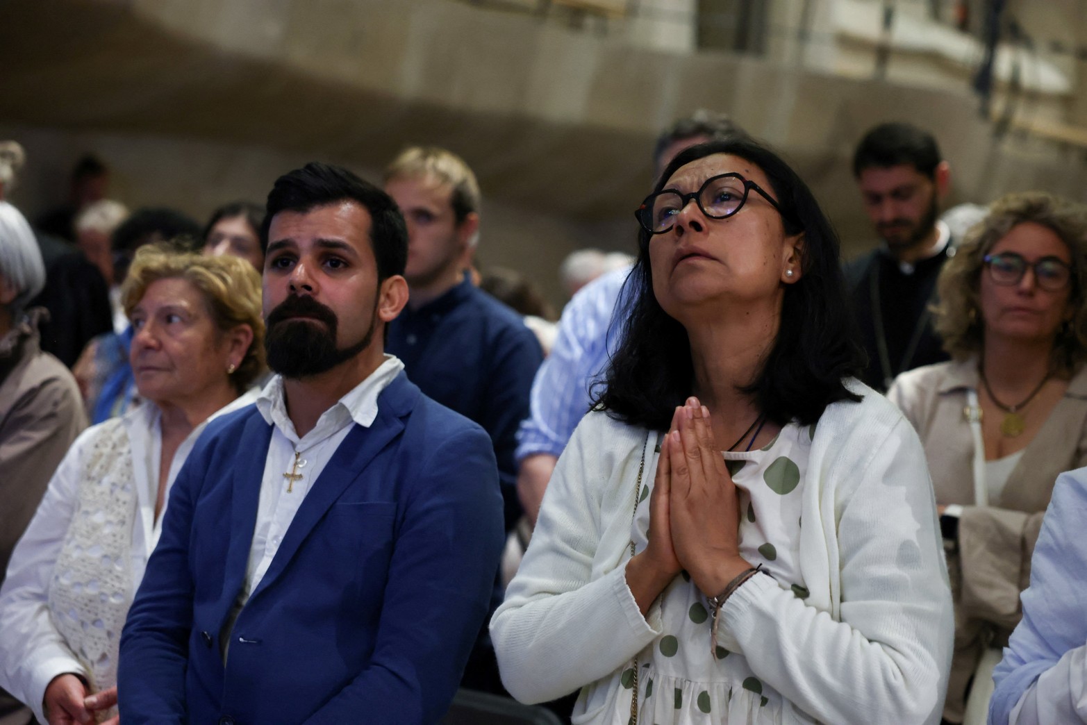 Fieles asisten a la Santa Misa oficiada por el Papa León XIV en la Basílica de la Sagrada Familia, durante su viaje apostólico.