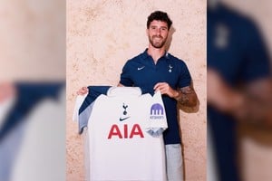 Marcos Senesi firmó contrato con Tottenham hasta junio de 2030.