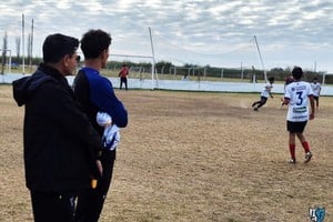 Darío Cabrol observa el trabajo de la última práctica. Gentileza
