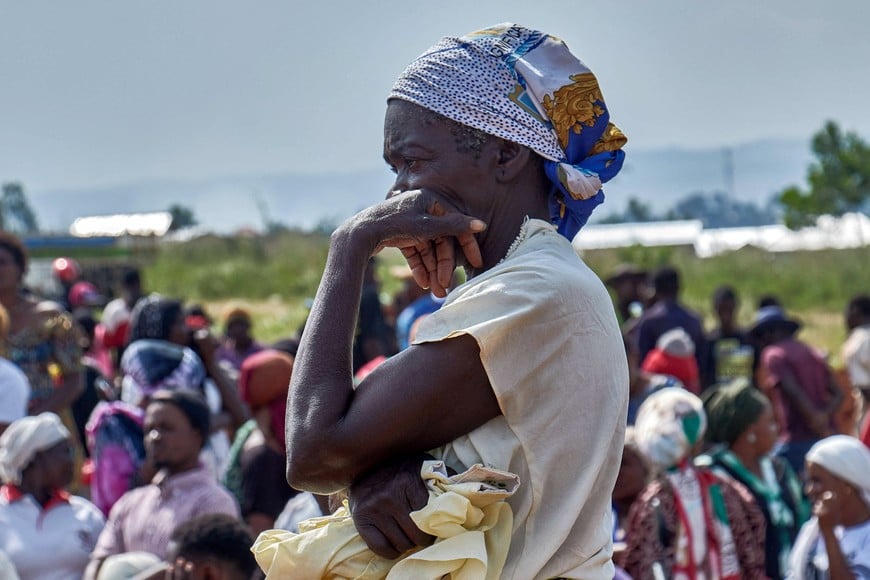 Relatives mourn a man who died of Ebola virus during his burial, as aid agencies intensify efforts to contain the Ebola outbreak caused by the Bundibugyo virus, at the Nyamurongo cemetery in Bunia town, Ituri province, Democratic Republic of Congo, June 10, 2026. REUTERS/Gradel Muyisa Mumbere