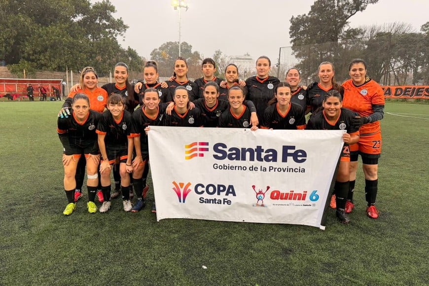 El plantel naranja en el partido de ida ante Newell's. Foto: prensa Copa Santa Fe.