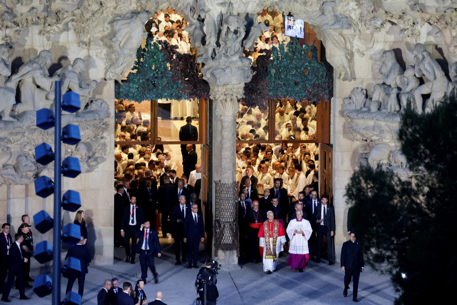 El papa León XIV camina frente a la Basílica de la Sagrada Familia, el día en que bendice la Torre de Jesucristo durante su inauguración.
