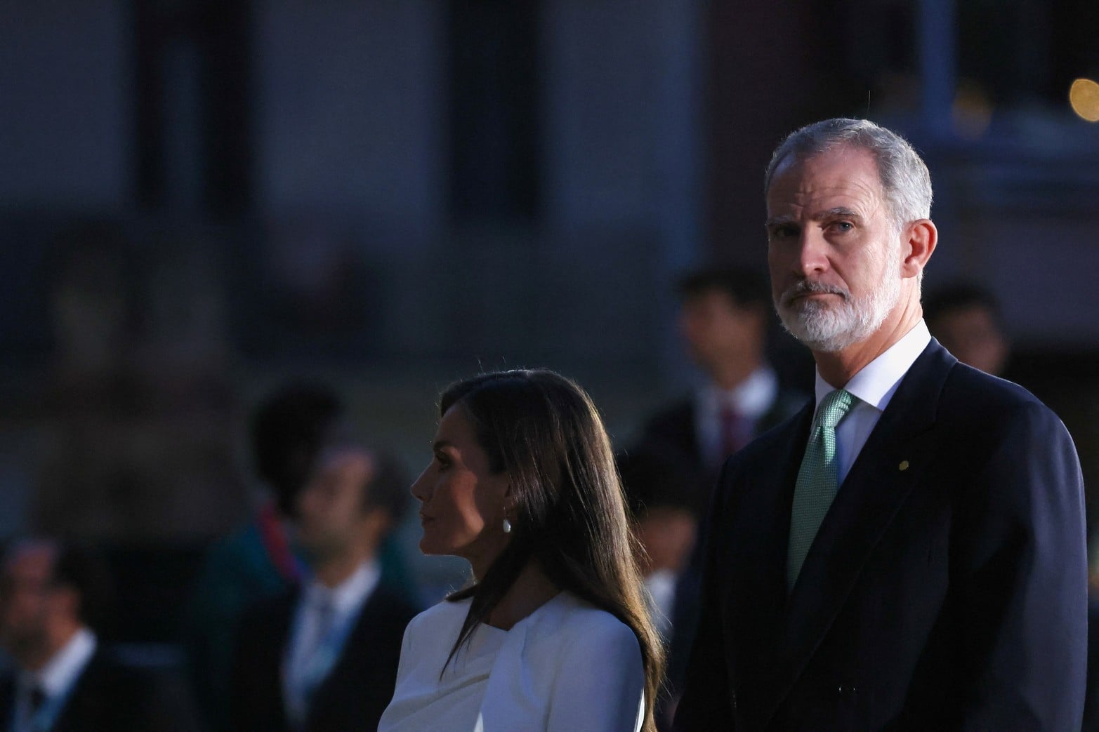 Los reyes Felipe y Letizia de España observan la bendición e inauguración de la Torre de Jesucristo en la Basílica de la Sagrada Familia.