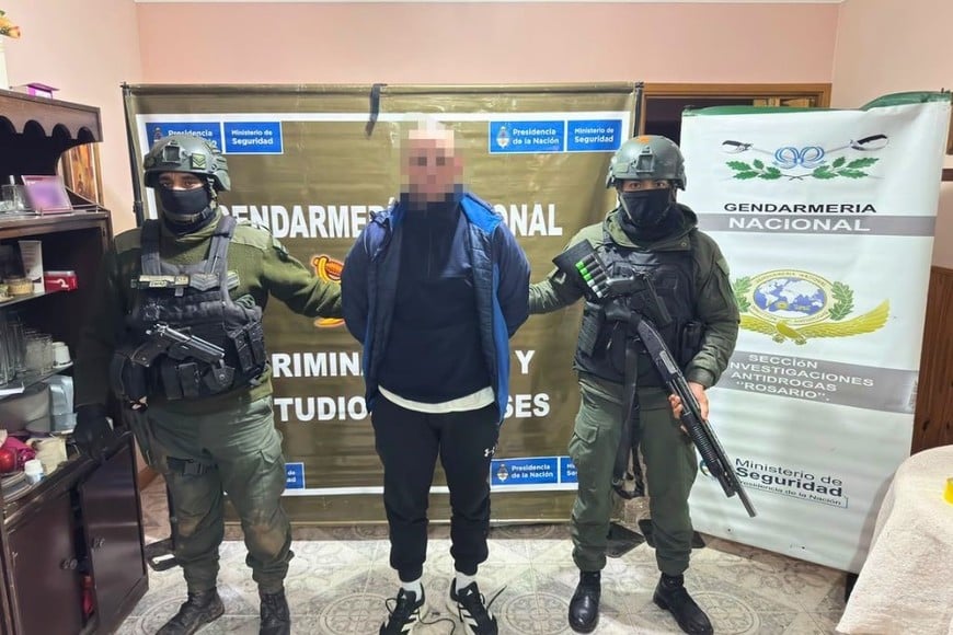 Un hombre fue detenido y se secuestró dinero en efectivo, municiones y otros elementos clave.