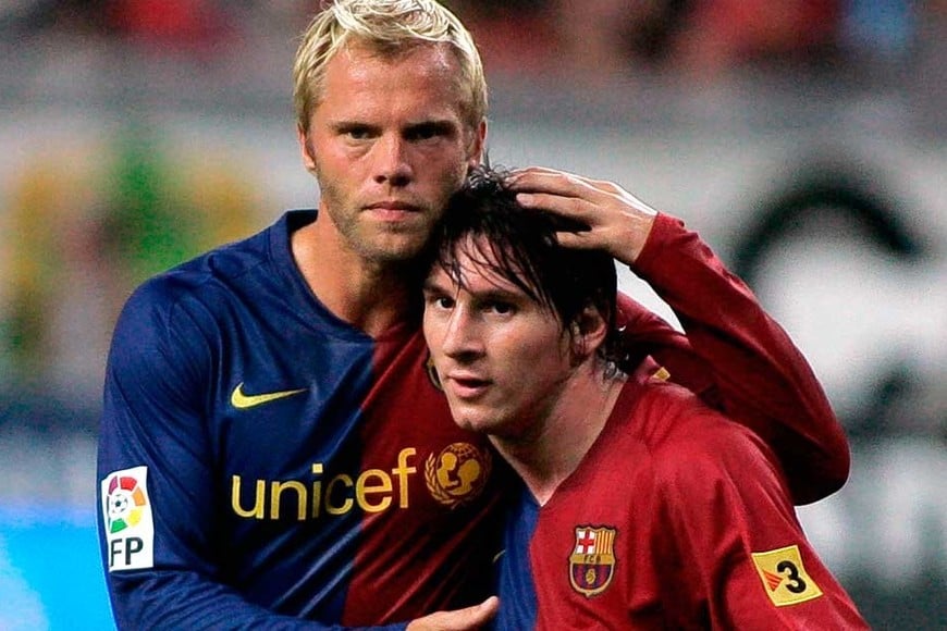 Eidur Gudjohnsen y un joven Messi en Barcelona.