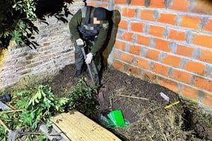 Gendarmería encontró casi 59 kilos de cocaína enterrados durante un allanamiento en Roldán.