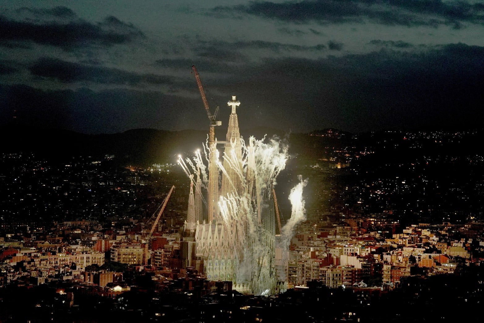Fuegos artificiales estallan durante la inauguración de la Torre de Jesucristo en la Basílica de la Sagrada Familia durante la visita del Papa León XIV. 