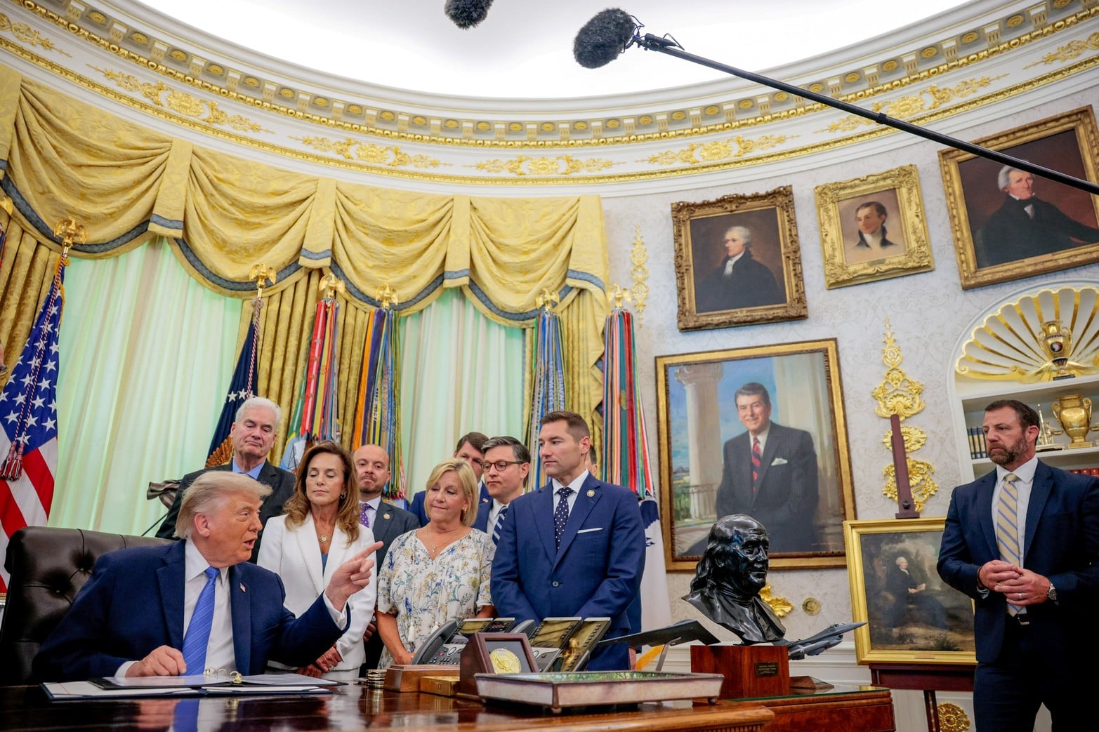 El presidente estadounidense Donald Trump habla en el Despacho Oval mientras firma la Ley de Seguridad para Estados Unidos.