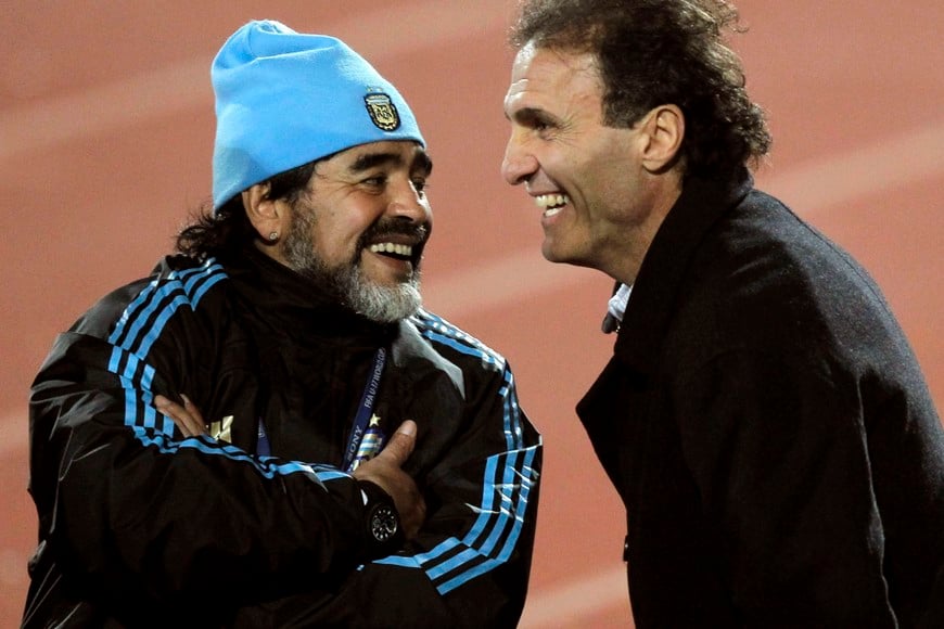 Argentina's coach Diego Maradona (L) meets former soccer player and coach Oscar Ruggeri after a practice session in Pretoria June 10, 2010. REUTERS/Enrique Marcarian (SOUTH AFRICA - Tags: SPORT SOCCER WORLD CUP) pretoria sudafrica diego armando maradona oscar ruggieri campeonato mundial futbol sudafrica 2010 director tecnico entrenador seleccion argentina entrenamiento entrenamiento practica futbol