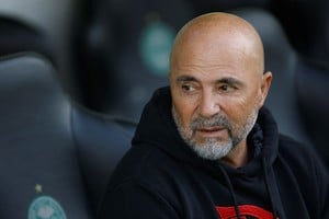 A sus 66 años, el ex entrenador de la Selección reemplazará a Carlos Tevez y realizará su estreno en la máxima categoría del fútbol argentino. Foto: REUTERS / Rodolfo Buhrer.