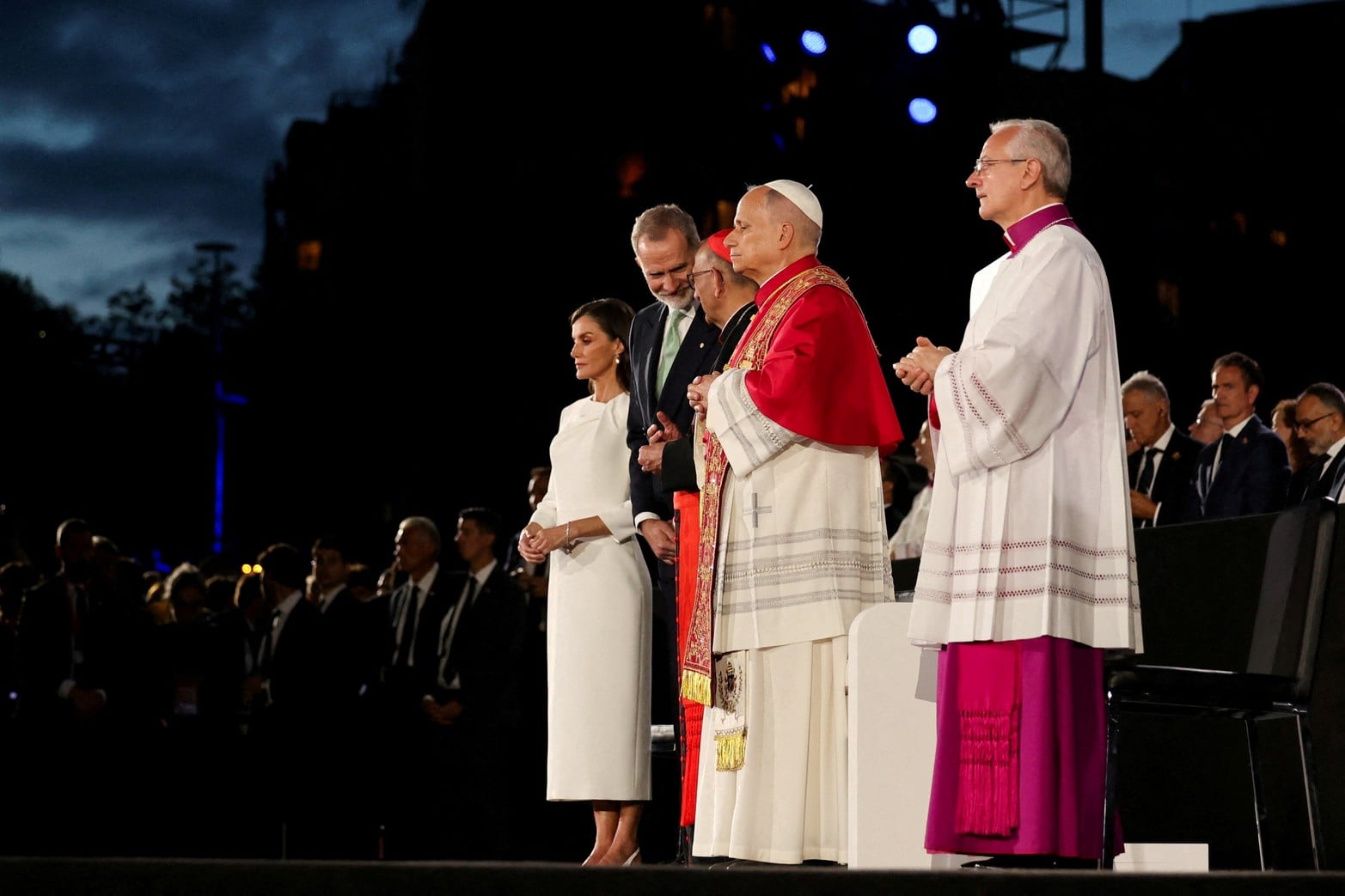 El papa León XIV, el rey Felipe y la reina Letizia de España asisten a la bendición e inauguración de la Torre de Jesucristo tras la Santa Misa en la Basílica de la Sagrada Familia.
