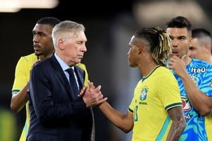 Soccer Football - International Friendly - Brazil v Panama - Estadio Maracana, Rio de Janeiro, Brazil - May 31, 2026
Brazil coach Carlo Ancelotti shakes hands with Brazil's Danilo after the match REUTERS/Pilar Olivares