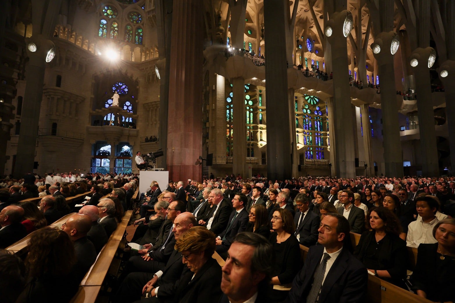 Fieles asisten a la Santa Misa oficiada por el Papa León XIV en la Basílica de la Sagrada Familia.