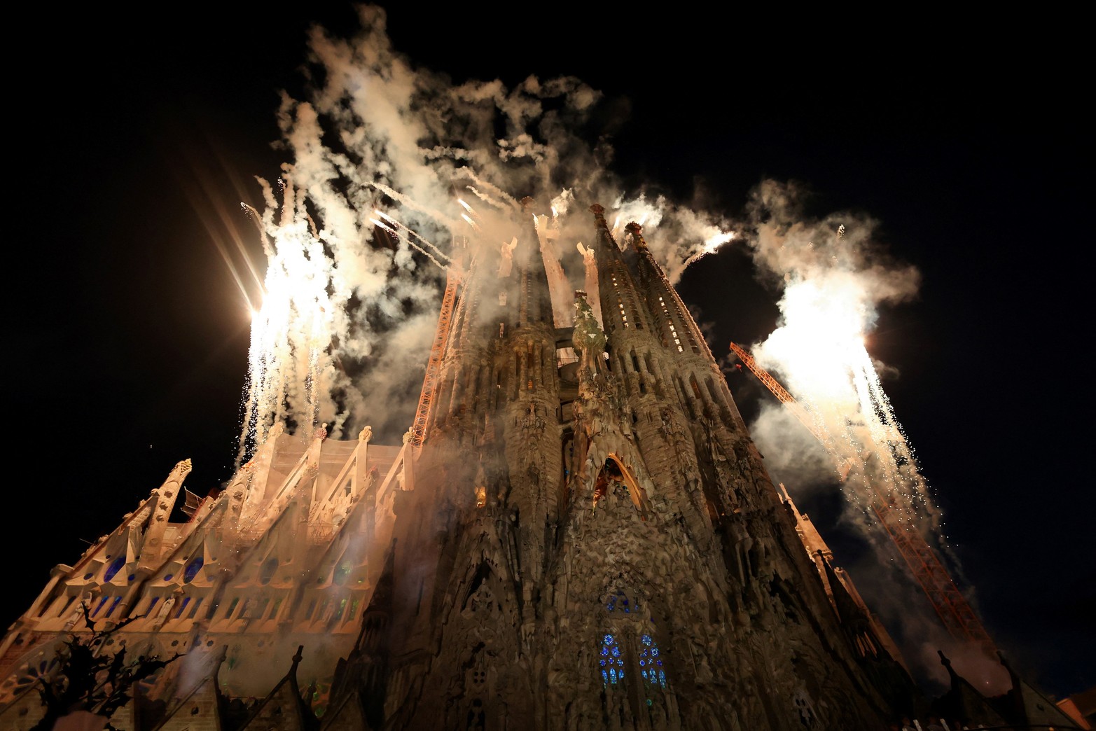 Fuegos artificiales estallan durante la bendición e inauguración de la Torre de Jesucristo en la Basílica de la Sagrada Familia durante el viaje apostólico del Papa León XIV.