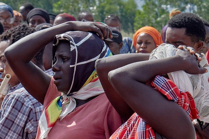 Relatives mourn a man who died of Ebola virus during his burial, as aid agencies intensify efforts to contain the Ebola outbreak caused by the Bundibugyo virus, at the Nyamurongo cemetery in Bunia town, Ituri province, Democratic Republic of Congo, June 10, 2026. REUTERS/Gradel Muyisa Mumbere