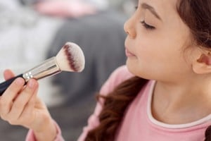 Brillos labiales, bálsamos y maquillajes comercializados con presentaciones llamativas para niños y niñas