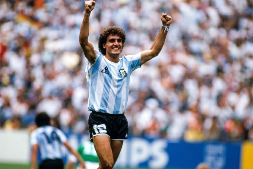 Oscar Ruggeri festeja el gol de Burruchaga contra los alemanes. Se cumpen 40 años de esta foto.