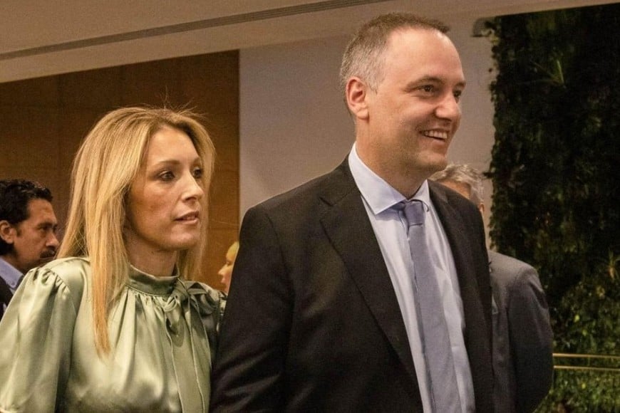 Bettina Angeletti junto a Manuel Adorni.