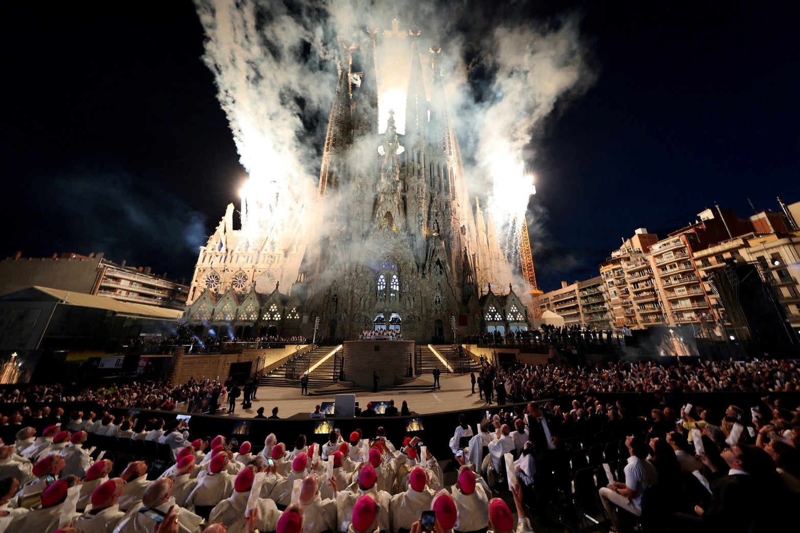 Fuegos artificiales estallan durante la inauguración de la Torre de Jesucristo en la Basílica de la Sagrada Familia durante el viaje apostólico del Papa León XIV.