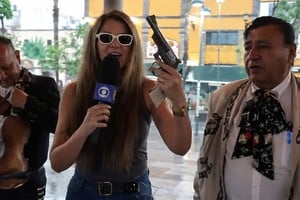 El mariachi sacó un arma mientras era entrevistado en vivo por una periodista.